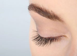 Benefits of Using an Eyelash Curler - damage to our lashes