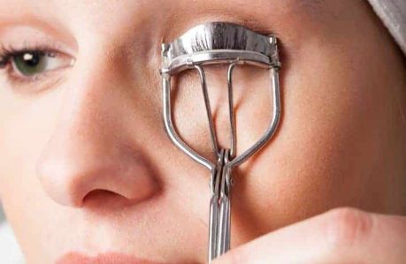 Benefits of Using an Eyelash Curler - keep pinching