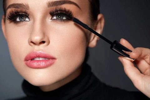 How to Curl Your Lashes without an Eyelash Curler