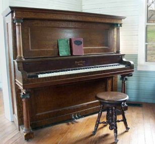 Types of Keyboard Pianos - Upright